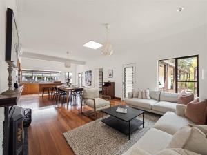 TV a/nebo společenská místnost v ubytování Homestead by the Bay, Old Dunsborough