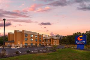 a hotel with a sign in front of a building at Comfort Suites Lewisburg near University in Lewisburg