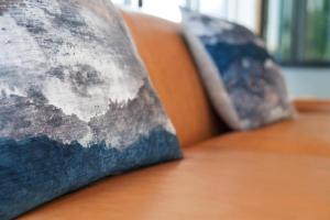 Ruang duduk di Surfbreak Virginia Beach Oceanfront, an Ascend Collection Hotel