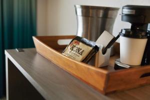 Kemudahan buat kopi dan teh di Surfbreak Virginia Beach Oceanfront, an Ascend Collection Hotel