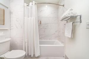 Koupelna v ubytování The Saddlery - The Vault - 2 Min Walk to Broadway + 62 fotografií