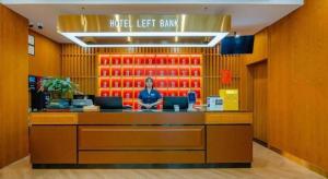 合肥市にあるJames Joyce Coffetel·Hefei Binhu Provincial Government Tangxihe Park Metro Stationの銀行のロビーにはカウンターがあり、