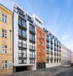 un edificio con un murale sul lato di Internesto Brno HUB a Brno