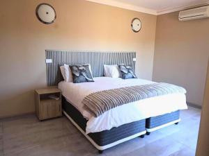 Postel nebo postele na pokoji v ubytování Zebula Bush Lodge 47 by Euphoric Leisure