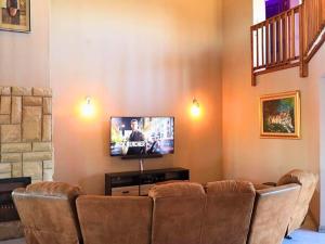 TV a/nebo společenská místnost v ubytování Zebula Bush Lodge 47 by Euphoric Leisure