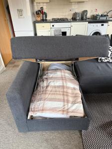 a bed in the middle of a room at Cosy 1 bedroom flat Oxford in Oxford