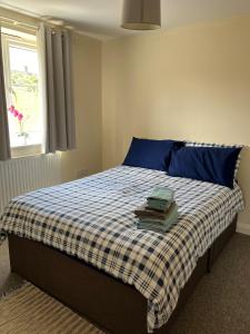 a bedroom with a bed with a blue and white checked sheets at Cosy 1 bedroom flat Oxford in Oxford