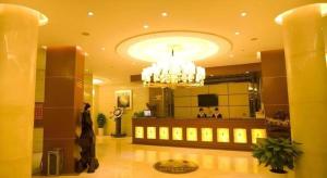 DongxiangにあるGreenTree Inn Fuzhou Dongxiang Longshan Express Hotelの建物内のシャンデリアのある広いロビー