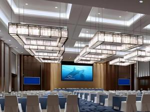 a conference room with white chairs and a projection screen at Jiyuan Oriental Jianguo Hotel in Jiyuan +222 photos