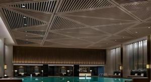 a large lobby with a ceiling with triangles in it at Jiyuan Oriental Jianguo Hotel in Jiyuan