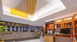 un restaurant avec un comptoir au plafond jaune dans l'établissement 7 Days Inn Wuhan Dingziqiao Zhongnan Road Metro Station, à Wuhan