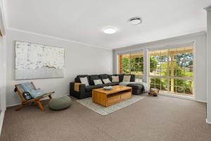 ein Wohnzimmer mit einer Couch und einem Couchtisch in der Unterkunft The Quay To Sussex in Sussex inlet