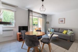 Μια τηλεόραση ή/και κέντρο ψυχαγωγίας στο Ozea - Piscine - Climatisé - Proche Aix & Parking