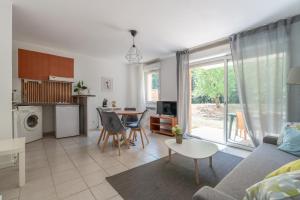 Η κουζίνα ή μικρή κουζίνα στο Ozea - Piscine - Climatisé - Proche Aix & Parking