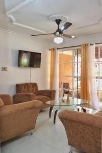 TV a/nebo společenská místnost v ubytování 4DR Inviting 3-Bedroom Stay Santo Domingo