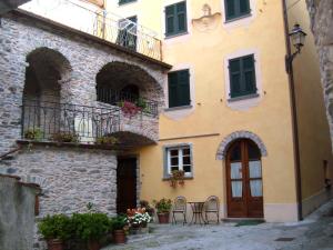 ein Gebäude mit einem Tisch und Stühlen davor in der Unterkunft La Meridiana Casale in Pignone