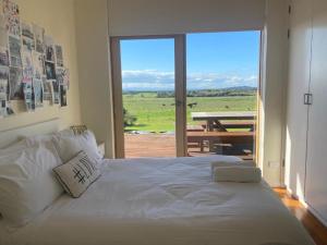 Sandy PointにあるDriftwood Villasのベッドルーム(テーブルビューの白いベッド付)