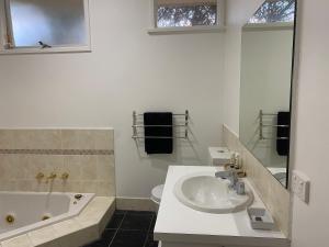 Sandy PointにあるDriftwood Villasの白いバスルーム(シンク、バスタブ、シンク付) +153枚の写真