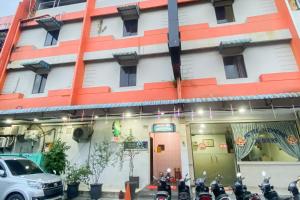 un edificio con motocicletas estacionadas frente a él en RedDoorz at Hotel Memory Batam, en Jodoh 11 fotos más