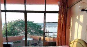 Výhled na řeku, která protéká v blízkosti hotelu