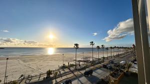 a view of a beach with palm trees and the ocean at Edificio La Rue- frente al mar in Piriápolis