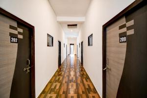 un pasillo con dos puertas con ellas en SPOT ON Hotel Gold Inn, en Bheta