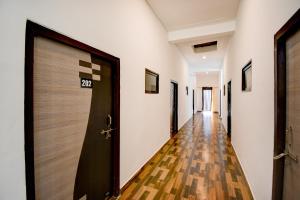 pasillo con puerta y suelo de madera en SPOT ON Hotel Gold Inn, en Bheta 49 fotos más