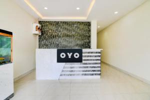 an empty room with a qo sign on a wall at Hotel O S-Square in Bhadrak