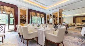 a dining room with a long table and chairs at Evergrande Hotel Guangzhou Zengcheng in Zhongxin