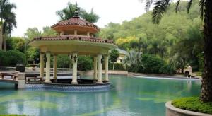 a gazebo in the middle of a pool of water at Evergrande Hotel Guangzhou Zengcheng in Zhongxin