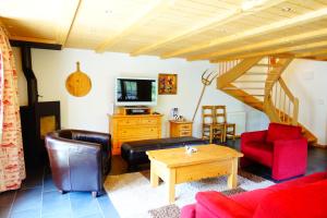 ein Wohnzimmer mit einem Sofa und einem Tisch in der Unterkunft Sweet Mountain in Les Diablerets