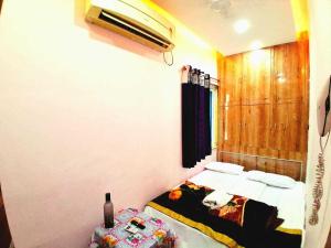 a small room with a bed and aperature at Hotel O Raj Mahal INN in Gulzārbāgh +22 photos