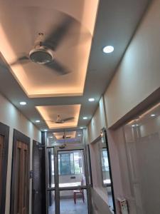 a room with a ceiling with a ceiling fan at Hotel O Raj Mahal INN in Gulzārbāgh