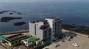 ソギポにあるHOTEL52の大きな建物