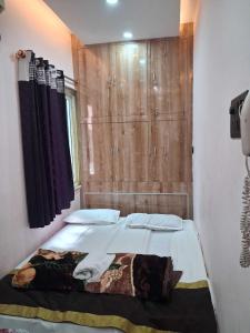 a bedroom with two beds and a window at Hotel O Raj Mahal INN in Gulzārbāgh