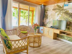 TV a/nebo společenská místnost v ubytování KyCo Peninsula Quy Nhon Resort