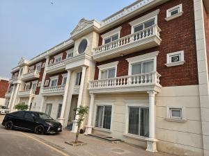 ein schwarzes Auto, das vor einem Gebäude geparkt ist in der Unterkunft Ismails cottage in Faisalabad