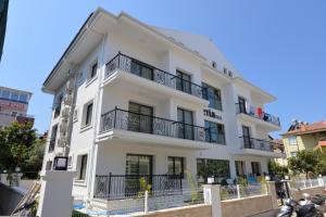 biały budynek z balkonem w obiekcie Arti̇m Apart Hotel w mieście Fethiye