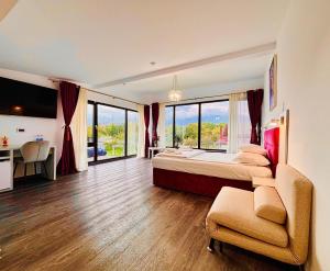 阿夫里格JAI GIRIDHARI的一间带床、椅子和窗户的大卧室