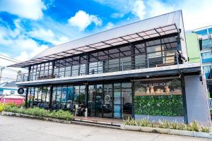 Ban SireにあるLulu Hotel at The Glasshouse Lion Caféのたくさんの窓がある建物の店先