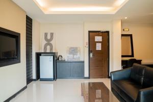 Ban SireにあるLulu Hotel at The Glasshouse Lion Caféのソファとレジのあるロビー +2枚の写真