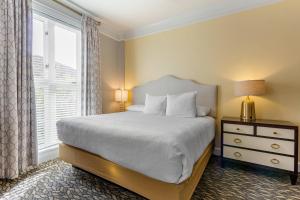 ein Schlafzimmer mit einem Bett und einem Fenster in der Unterkunft Church Street Inn Historic Charleston, Ascend Collection Hotel in Charleston + 22 Fotos