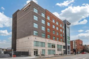 ルイスビルにあるCambria Hotel Louisville Downtown-Whiskey Rowの通りの角にある建物