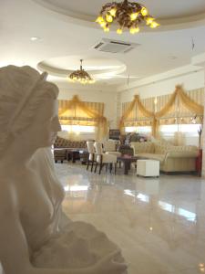 Royal Beach Hotel的休息区