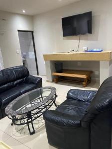 TV a/nebo společenská místnost v ubytování Naldorado Executive Villa