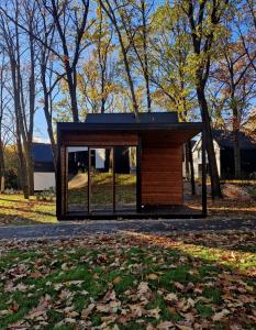 un pequeño edificio en un parque con árboles en Treehouses, en Skorochow