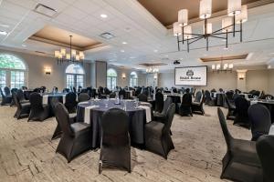 TV a/nebo společenská místnost v ubytování Heidel House Hotel and Conference Center, an Ascend Collection Hotel