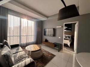 TV a/nebo společenská místnost v ubytování The Capital on the Park Sandton Living Perfected