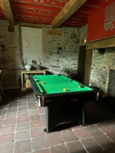 Habitación con mesa de billar en Château de Rienne met sauna & hottub & pooltafel, en Gedinne