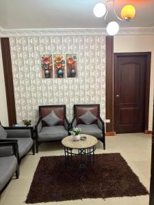 Una sala de estar con dos sofás y una mesa. en Bonne Vie Studios, en Seis de Octubre